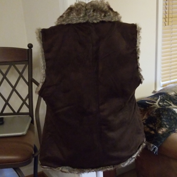 🌹Faux fur and suede vest💚 - Picture 4 of 8